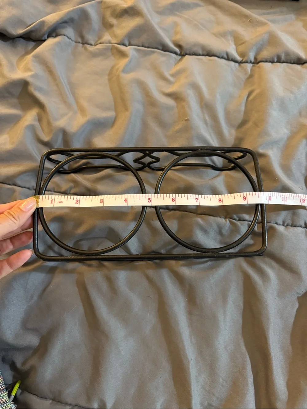 Bone-Shaped Metal food bowl holder